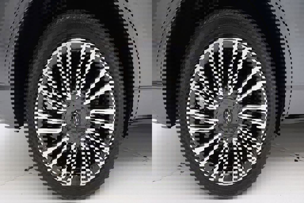 Used 2022 Lincoln Corsair AWD w/ Premium Package image 9