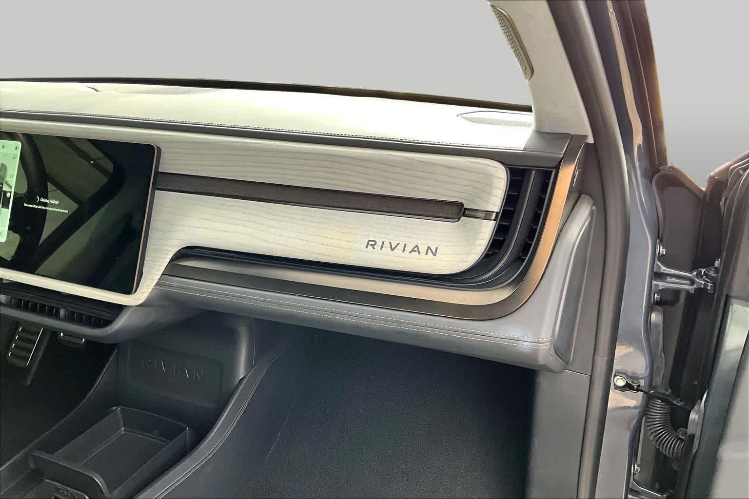 Used 2025 Rivian R1S Premium Dual AWD/4WD image 17
