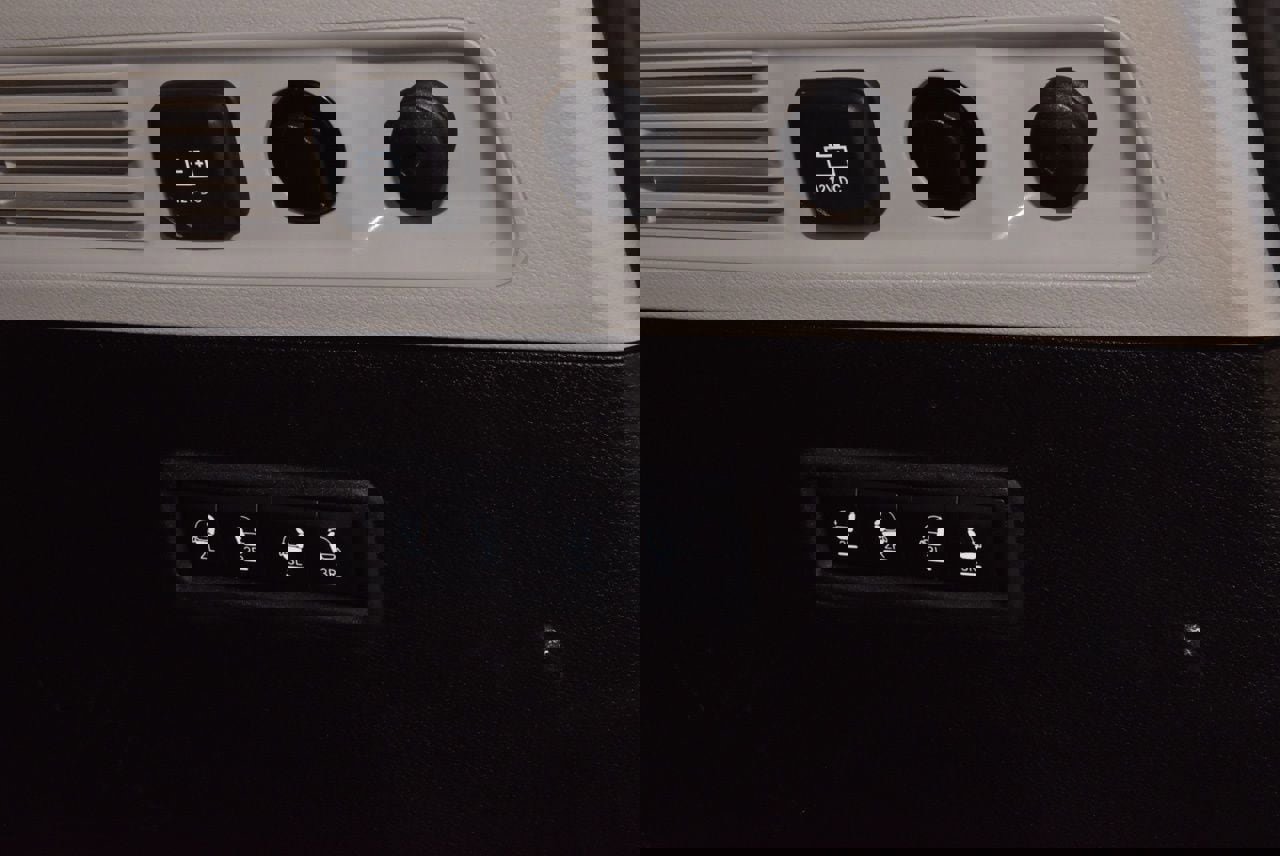 Used 2022 Jeep Wagoneer Series III w/ Rear Seat Video Group 1 image 40