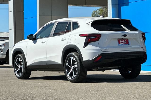 New 2026 Chevrolet Trax RS w/ Sunroof Package FWD image 8