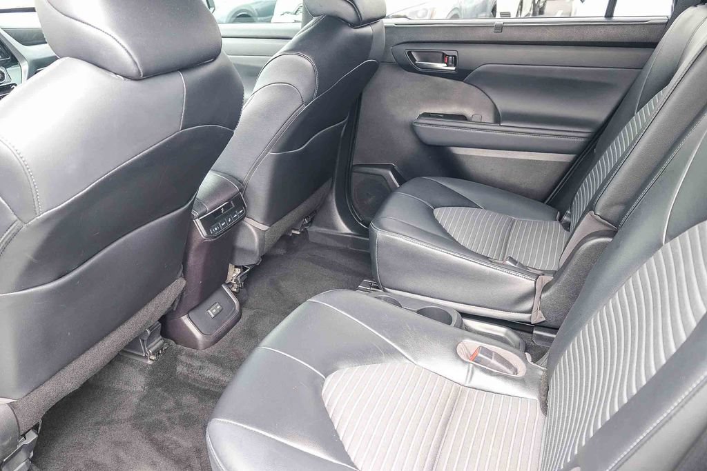 Used 2022 Toyota Highlander XSE FWD image 21