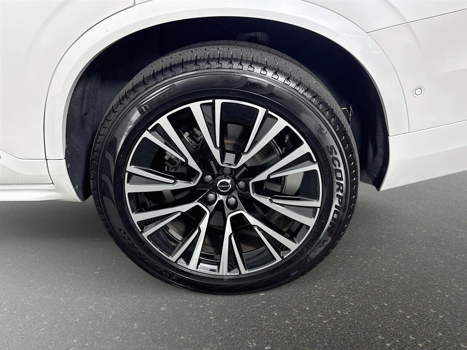 Used 2025 Volvo XC90 T8 Plus w/ Protection Package Premier AWD/4WD image 32