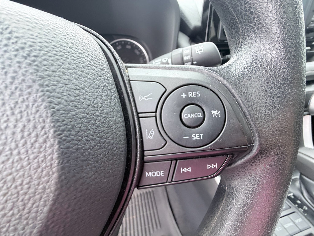 Used 2022 Toyota RAV4 XLE w/ Convenience Package FWD image 16