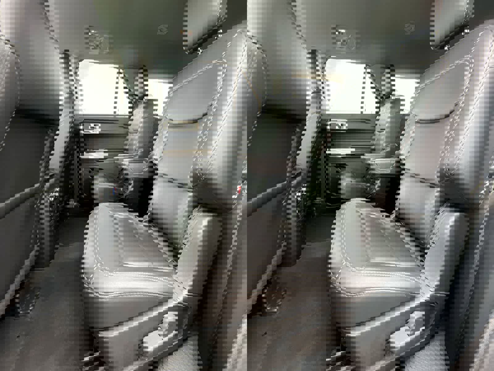 Used 2022 Ford Explorer XLT w/ Equipment Group 202A AWD/4WD image 19