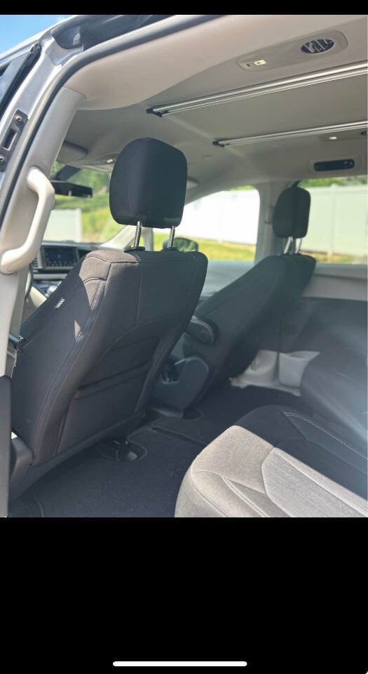 Used 2020 Chrysler Voyager LX image 14