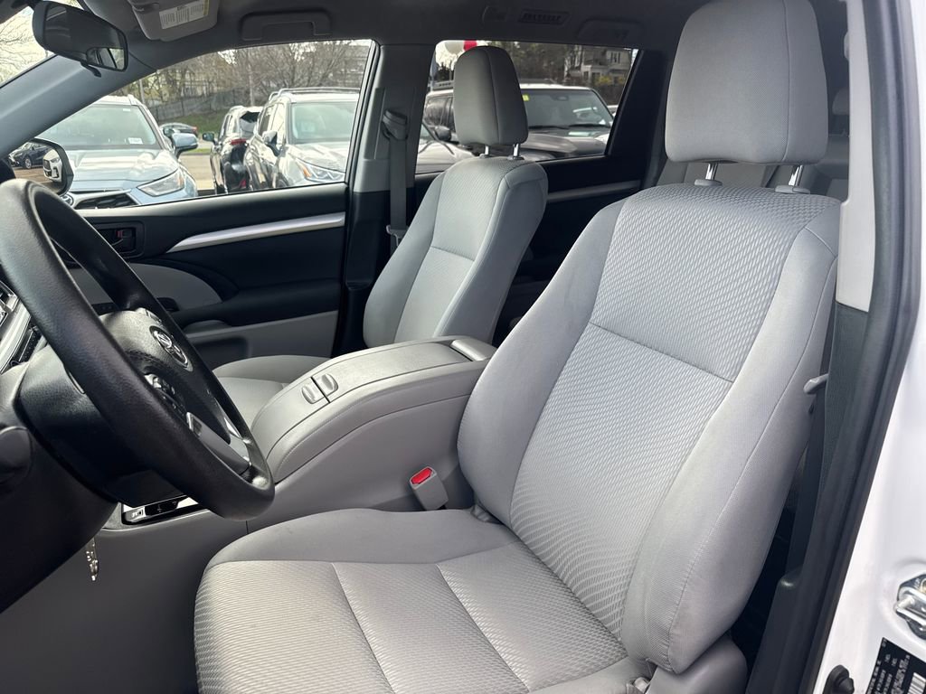 Used 2019 Toyota Highlander LE AWD/4WD image 16