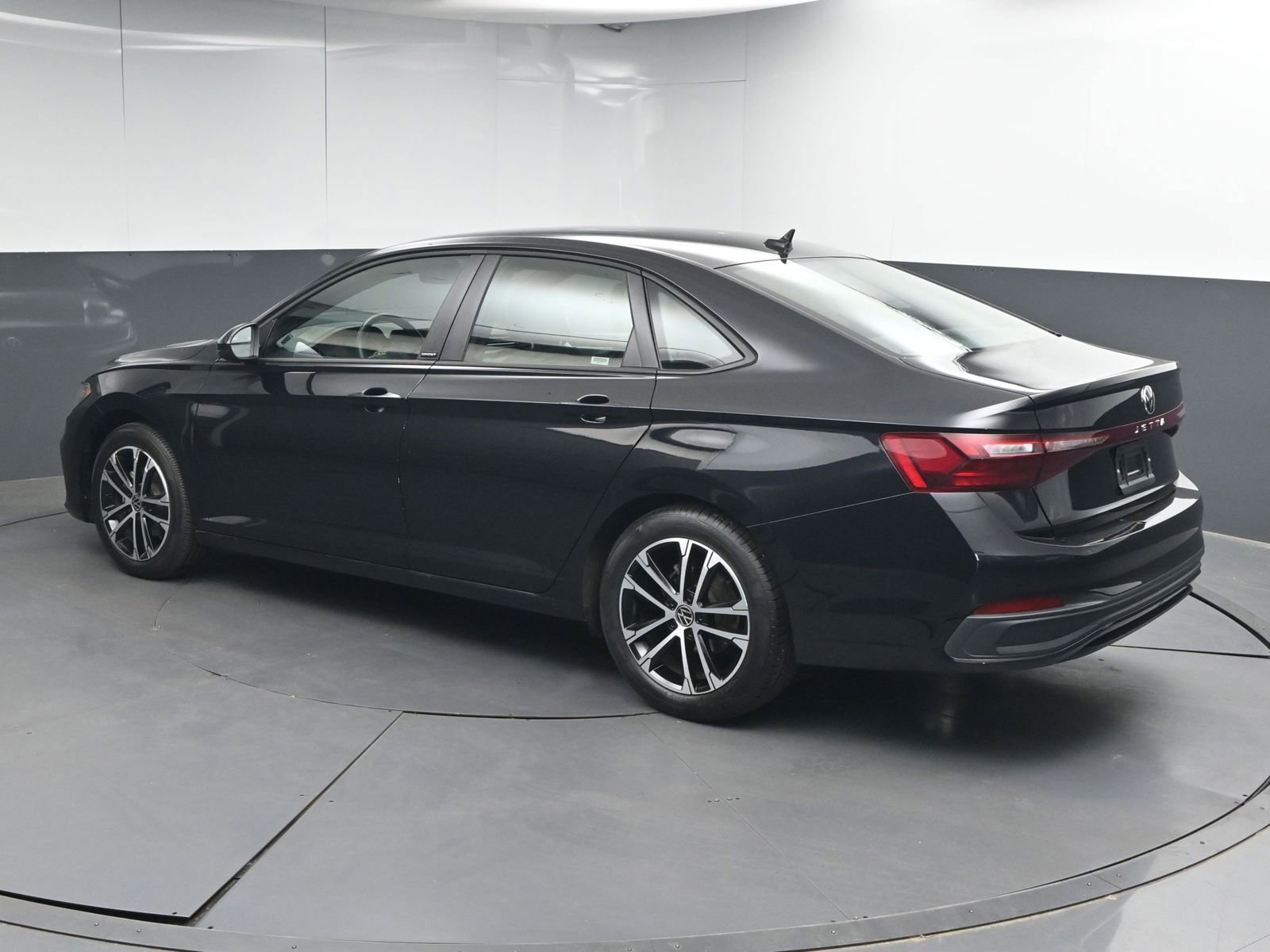 Used 2025 Volkswagen Jetta Sport FWD image 5