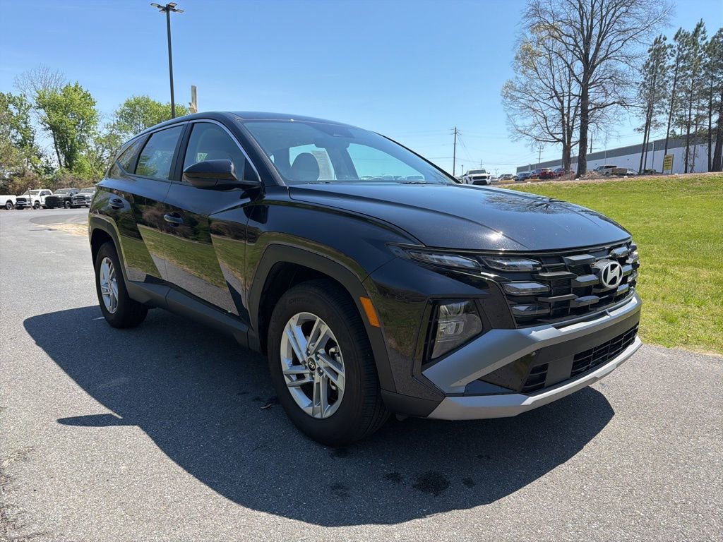 Used 2025 Hyundai Tucson SE image 2