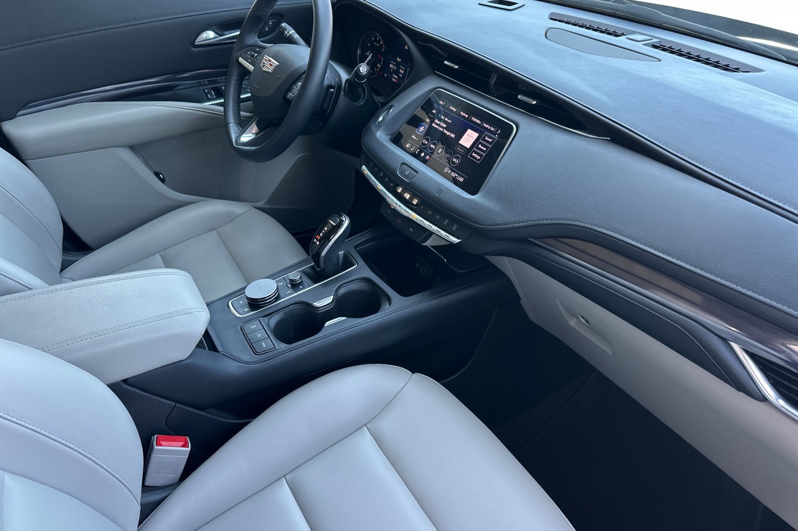 Used 2021 Cadillac XT4 Luxury w/ Driver Awareness Package FWD image 16