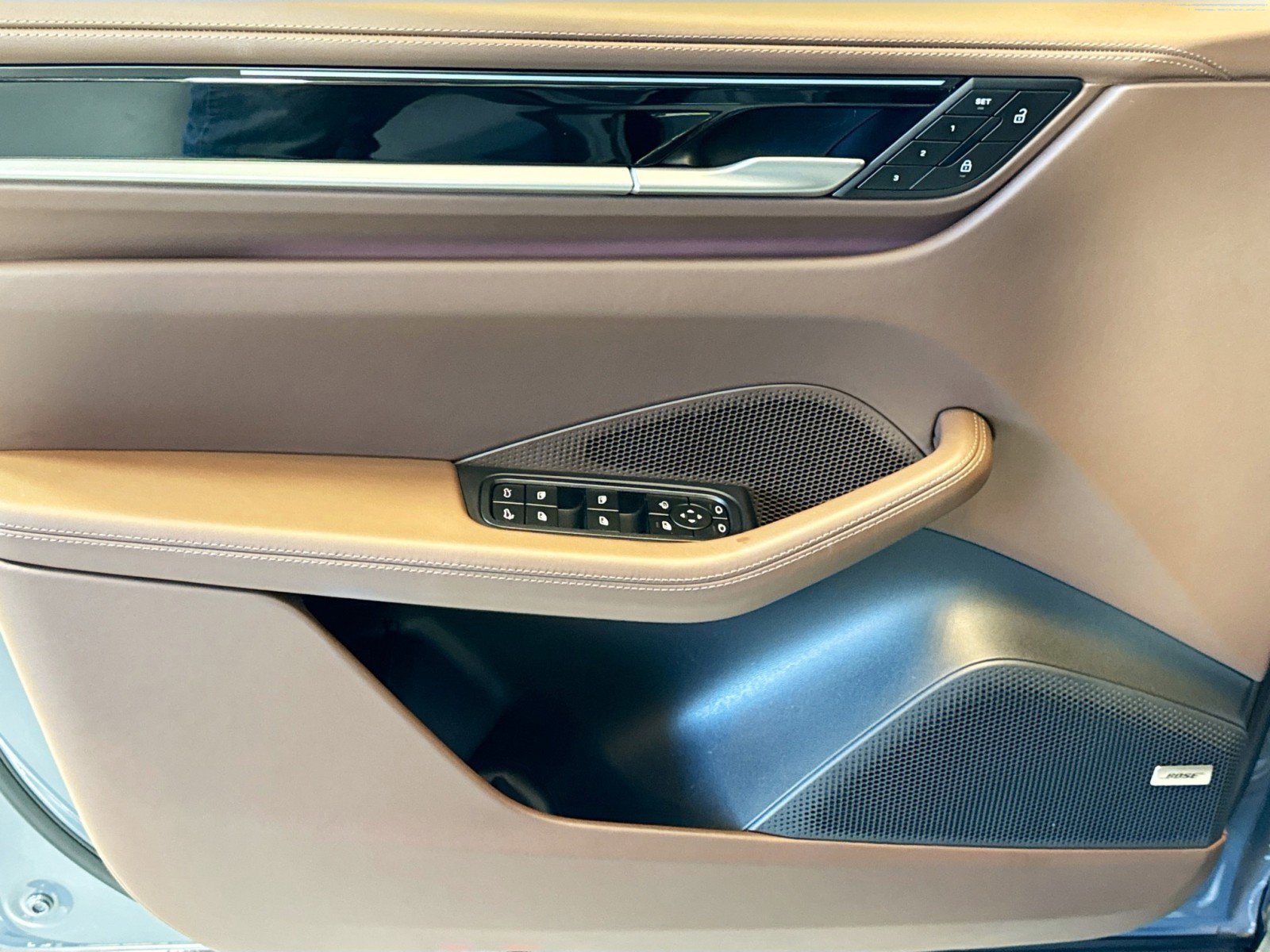 Certified 2025 Porsche Macan 4S Electric image 11