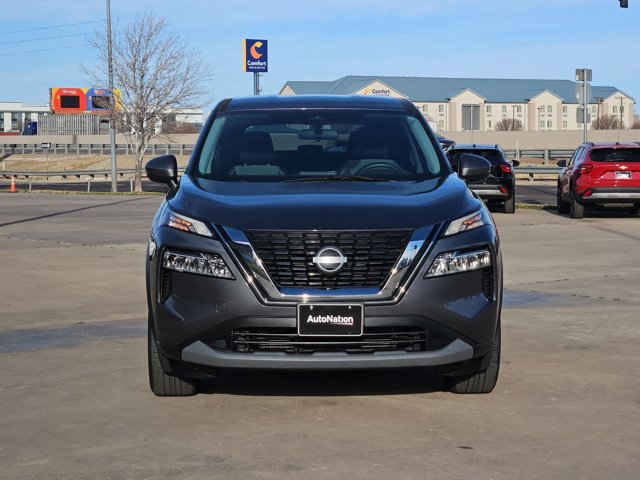 Used 2022 Nissan Rogue SV image 2