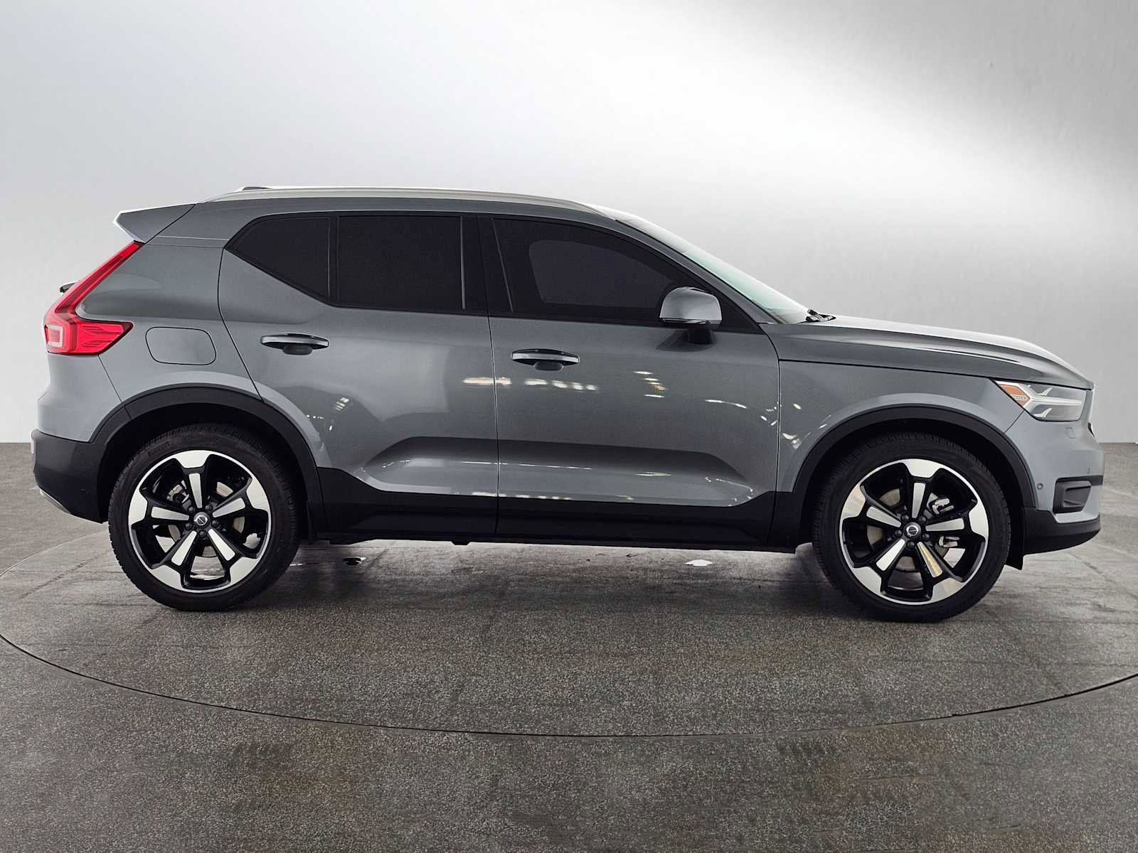 Used 2019 Volvo XC40 T5 Momentum image 2