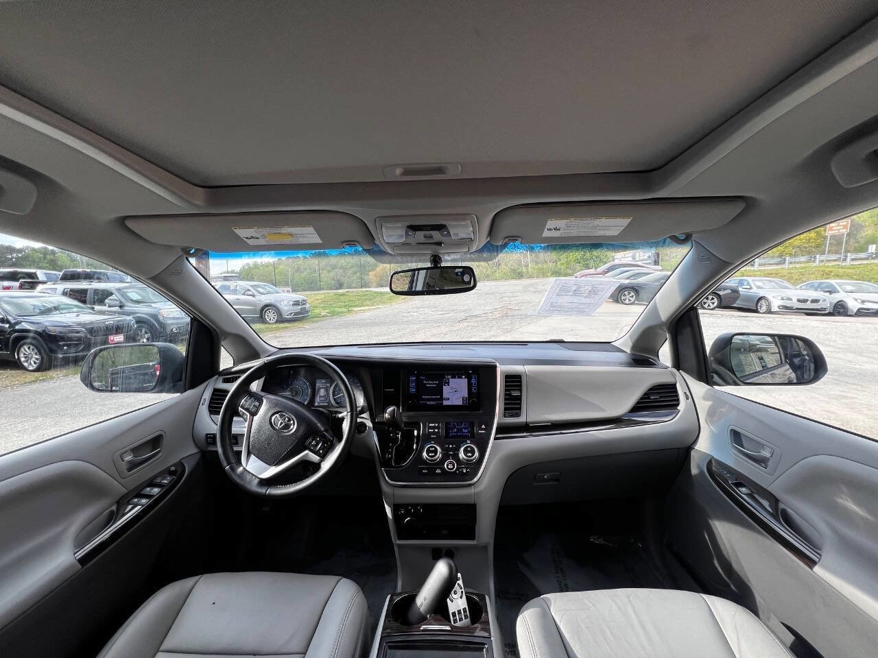 Used 2017 Toyota Sienna XLE Premium FWD image 13