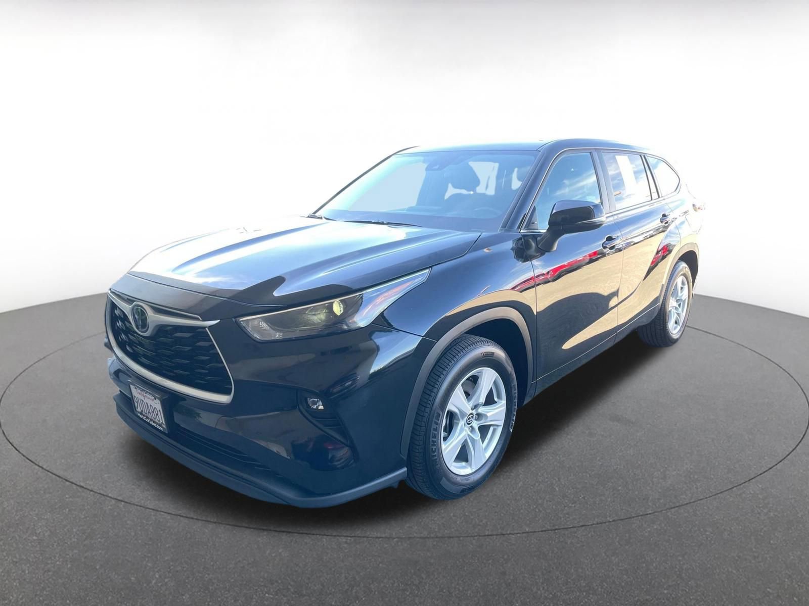 Used 2025 Toyota Highlander LE image 4