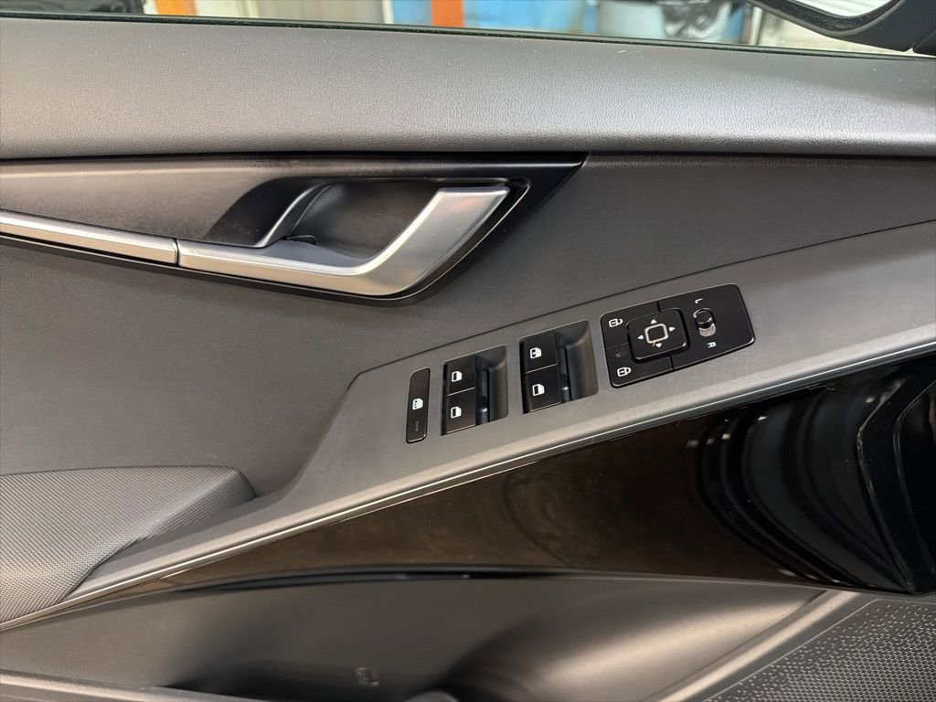 Certified 2025 Kia Niro EX image 13