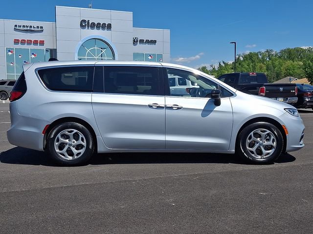 Used 2024 Chrysler Pacifica Limited FWD image 11