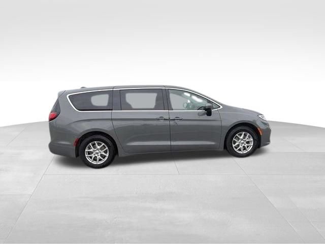 Used 2023 Chrysler Pacifica Touring-L FWD image 8
