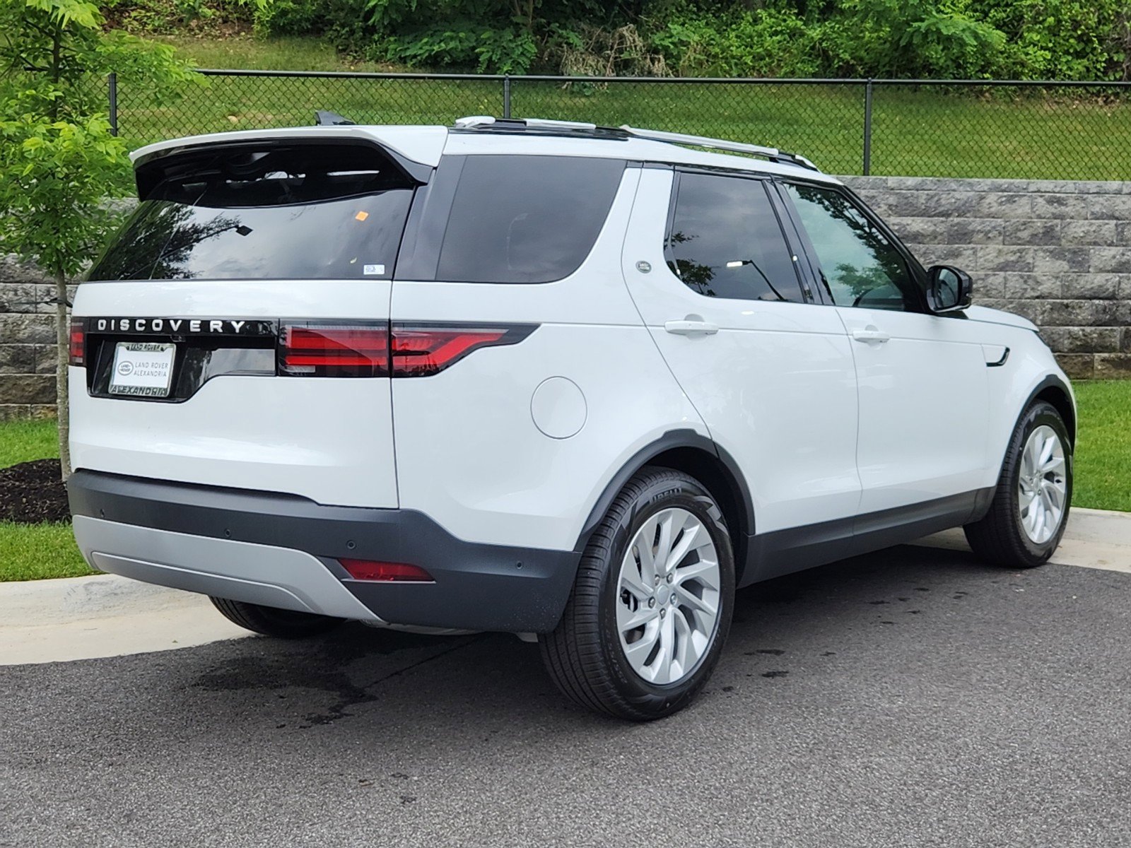 Certified 2024 Land Rover Discovery S image 2