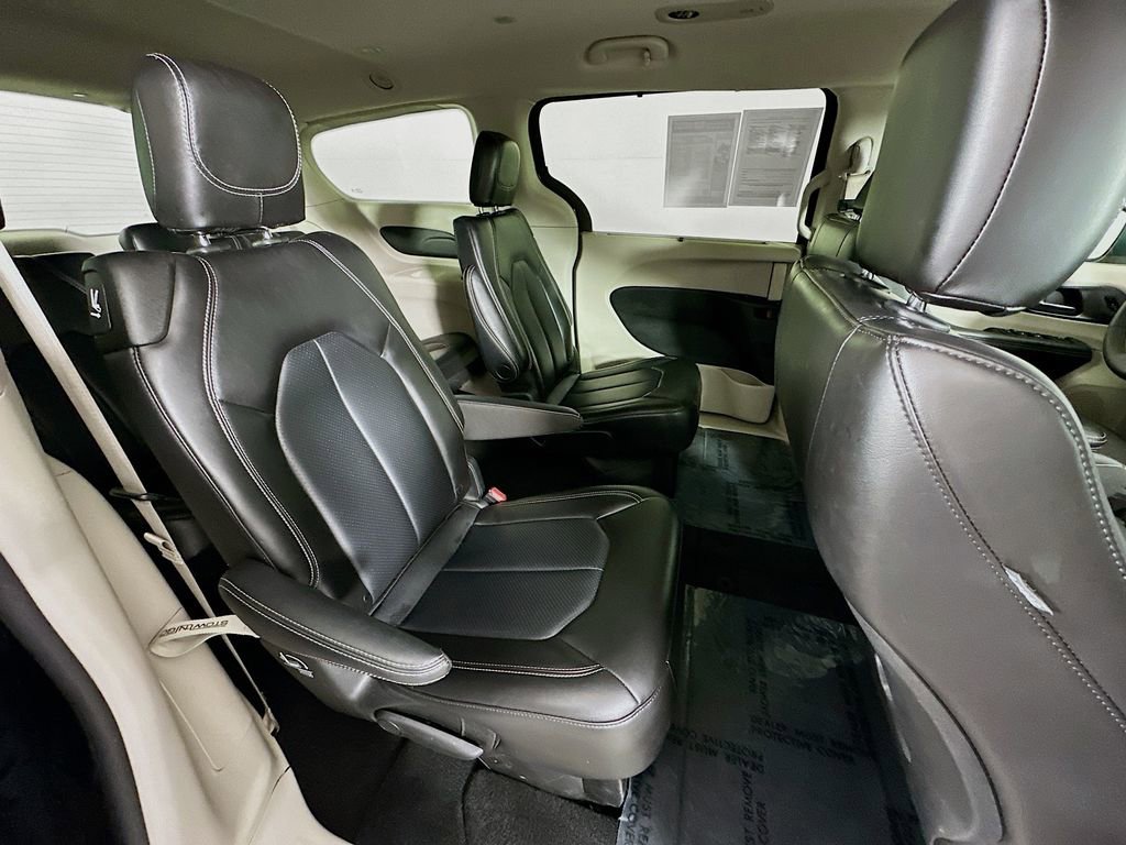 Certified 2023 Chrysler Pacifica Touring-L image 38
