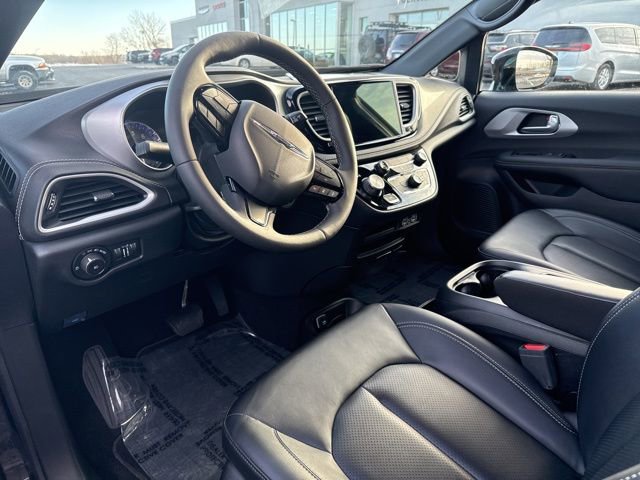 Used 2024 Chrysler Pacifica Touring-L w/ S Appearance Package image 2