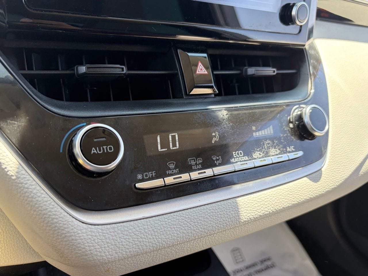 Used 2020 Toyota Corolla LE w/ Carpet Mat Package (TMS) FWD image 6