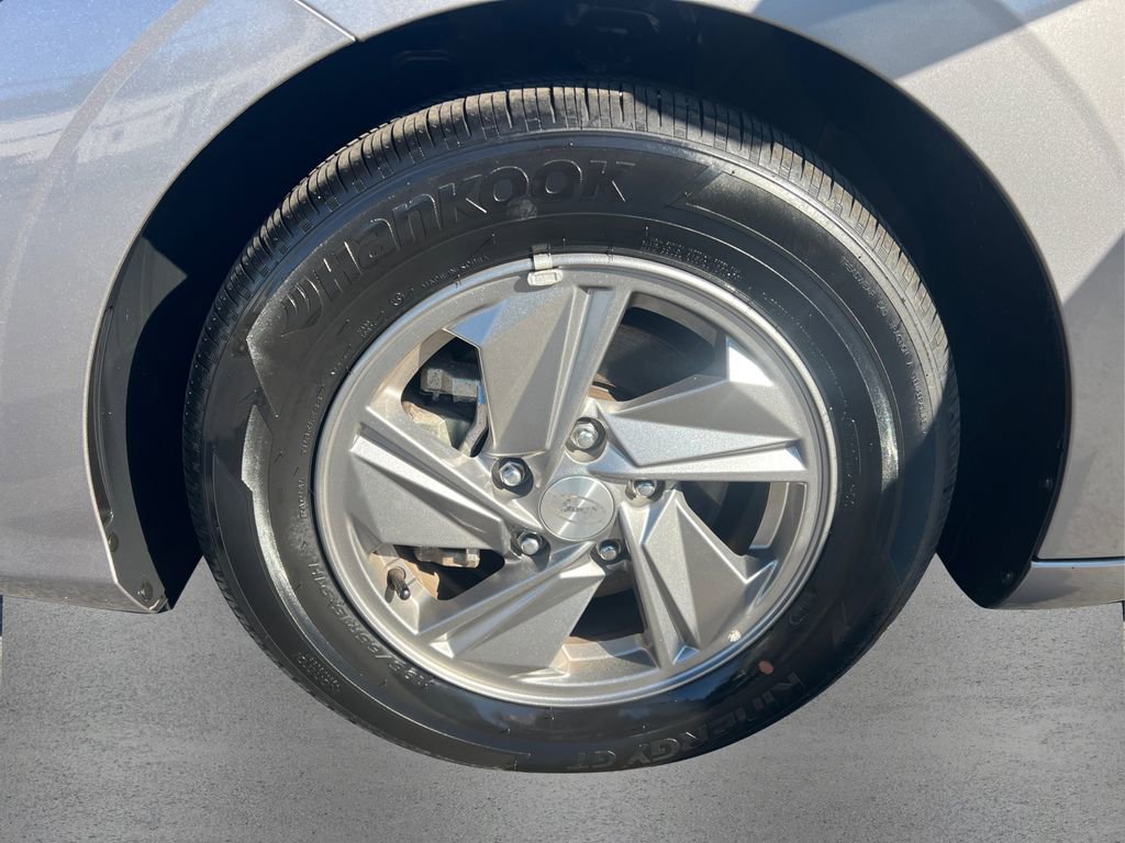 Certified 2025 Hyundai Elantra SE image 11