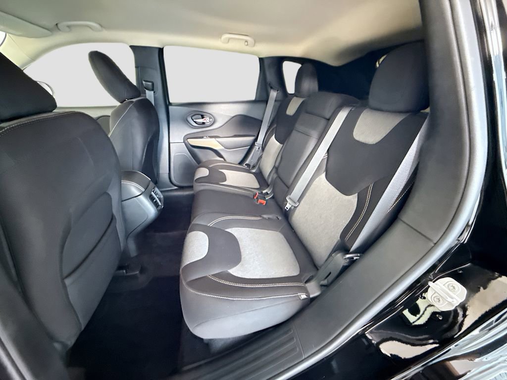 Used 2018 Jeep Cherokee Latitude w/ Safety Group image 21
