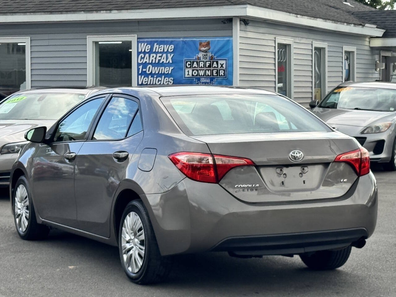 Used 2017 Toyota Corolla LE w/ Carpet Mat Package (TMS) FWD image 5