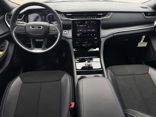 New 2025 Jeep Grand Cherokee Laredo image 5