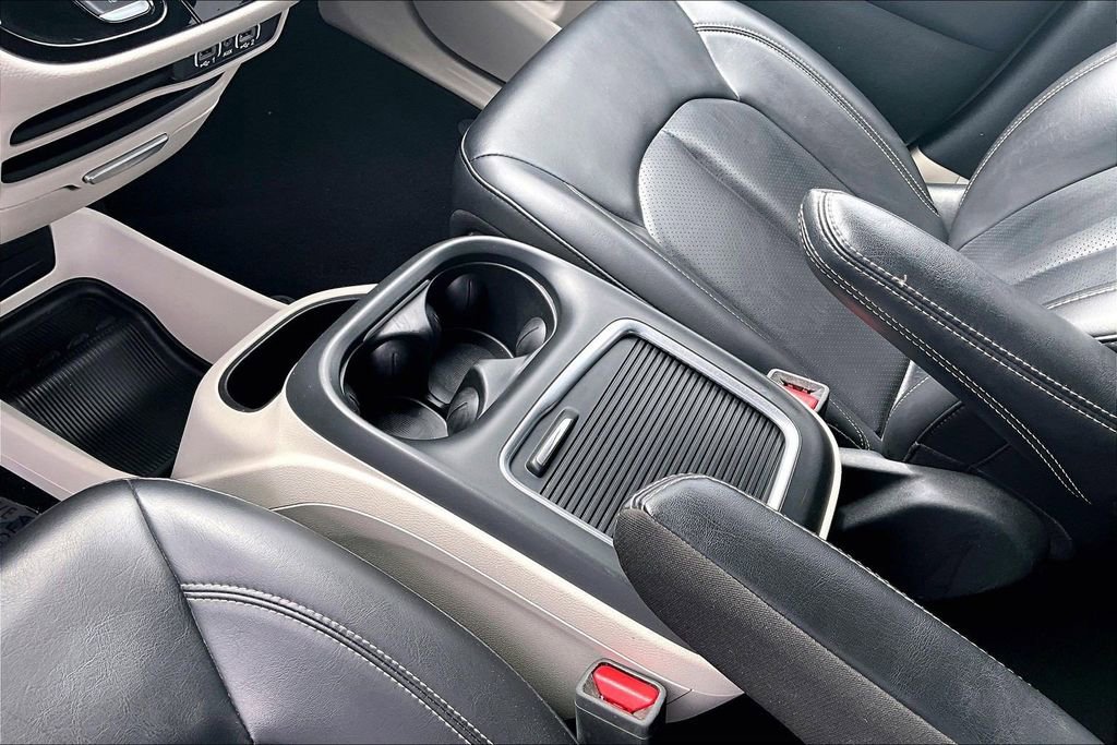 Used 2023 Chrysler Pacifica Touring-L FWD image 17