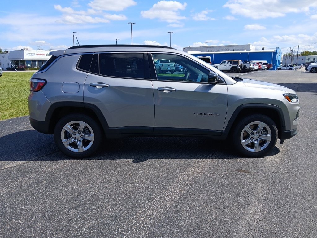 Certified 2024 Jeep Compass Latitude AWD/4WD image 2