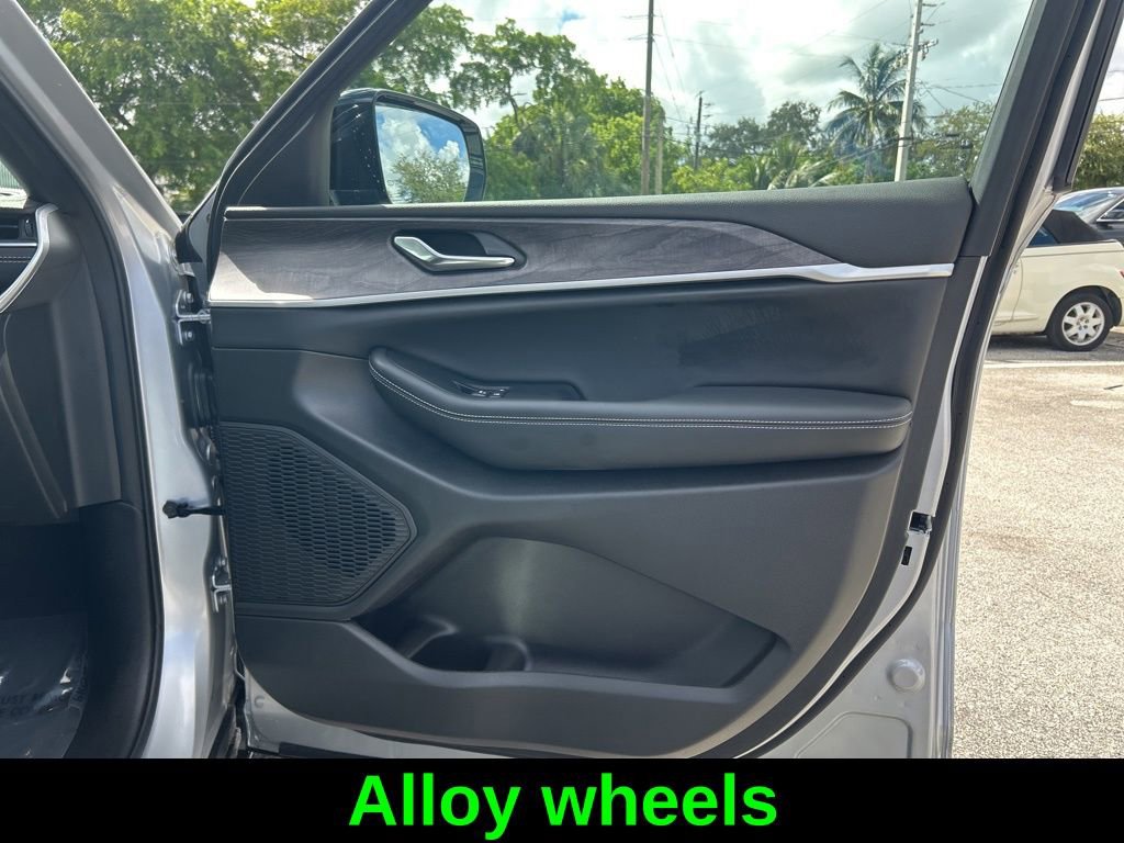 Certified 2025 Jeep Grand Cherokee Limited w/ Black Appearance Package image 28