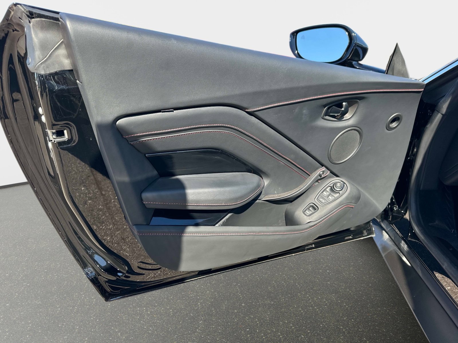 Used 2023 Aston Martin V8 Vantage Roadster image 11