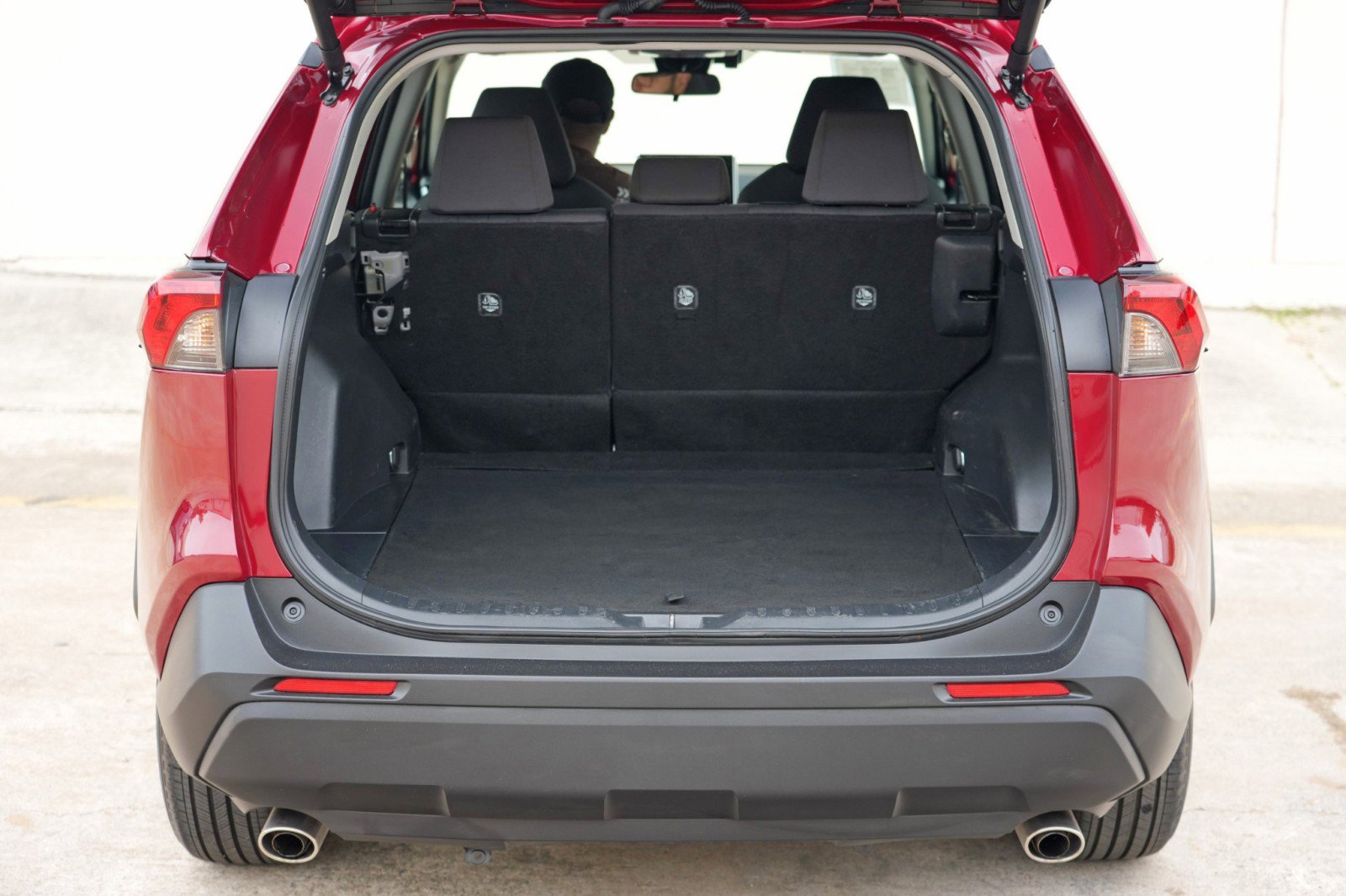 Used 2025 Toyota RAV4 XLE w/ Convenience Package FWD image 9