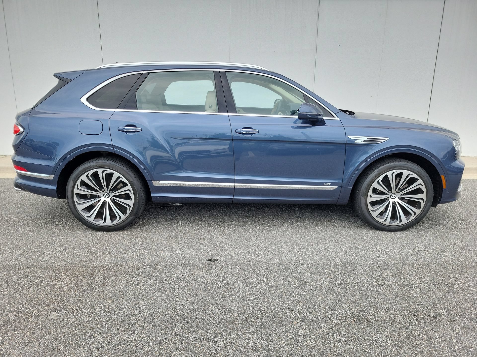 Certified 2022 Bentley Bentayga AWD/4WD image 4