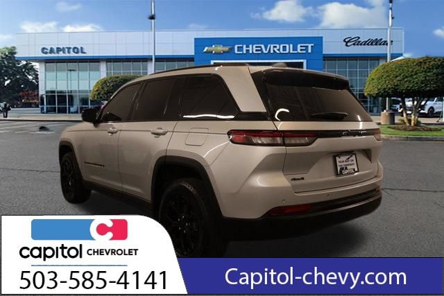 Used 2025 Jeep Grand Cherokee Altitude AWD/4WD image 4
