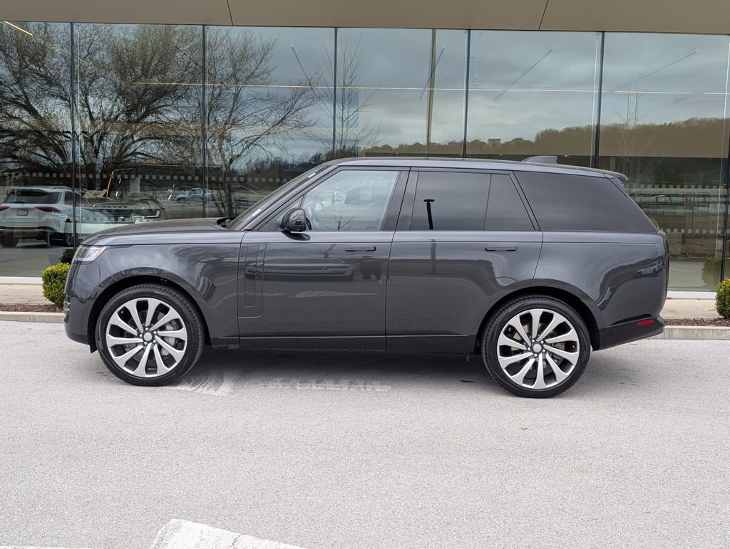 Used 2023 Land Rover Range Rover SE image 2