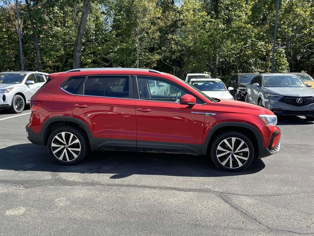 Used 2022 Volkswagen Taos SE w/ Panoramic Sunroof Package image 2