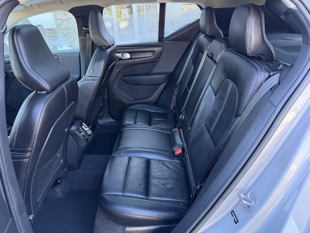 Used 2023 Volvo XC40 B5 Plus image 19