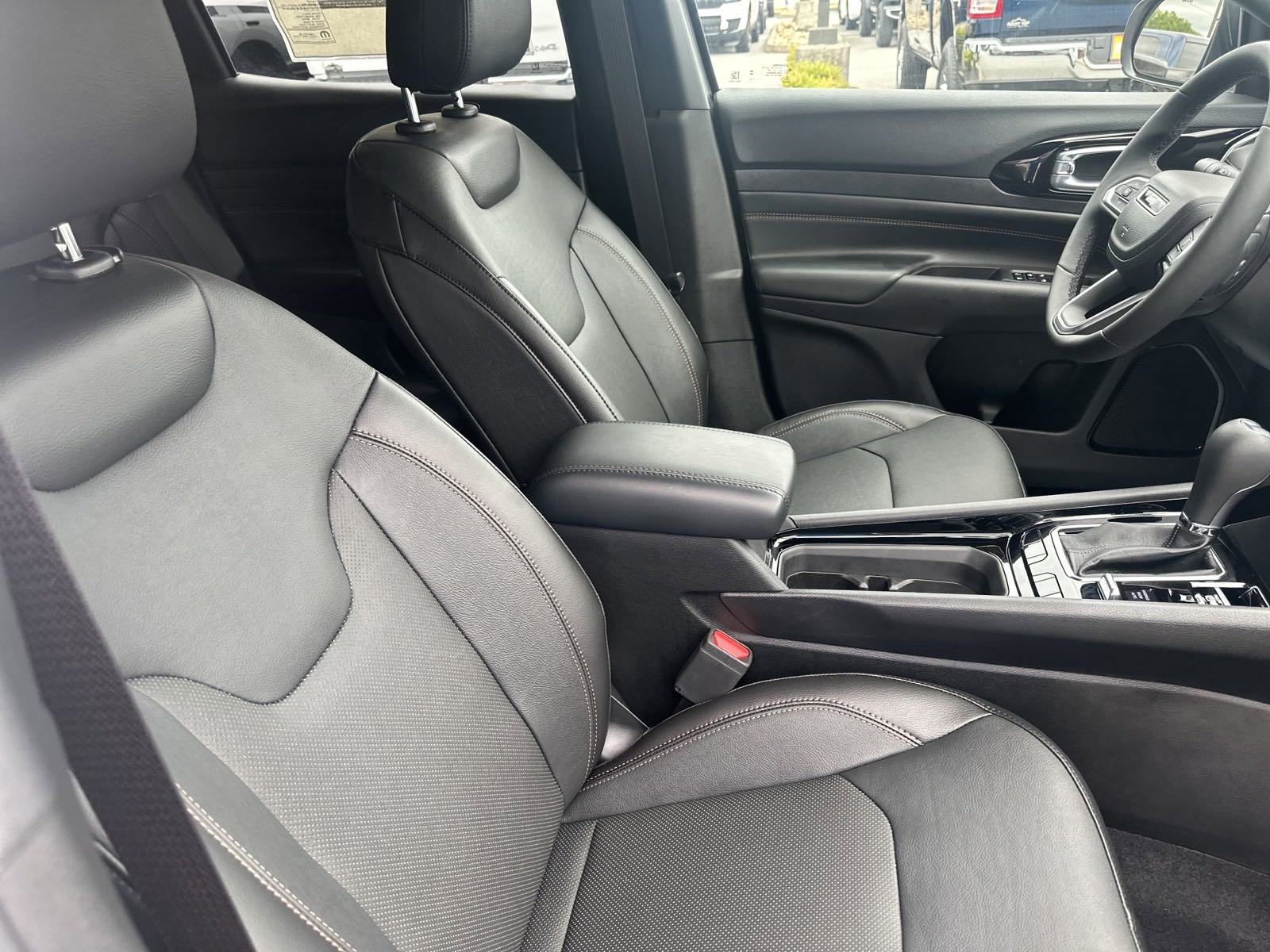 Used 2023 Jeep Compass Limited image 27