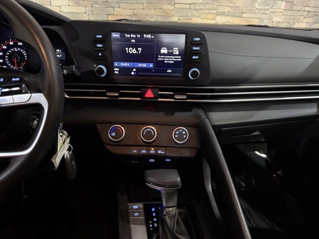 Used 2021 Hyundai Elantra SE image 17
