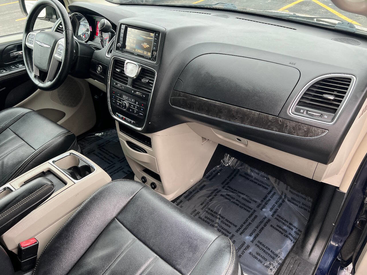 Used 2015 Chrysler Town & Country Touring w/ Driver Convenience Group image 31