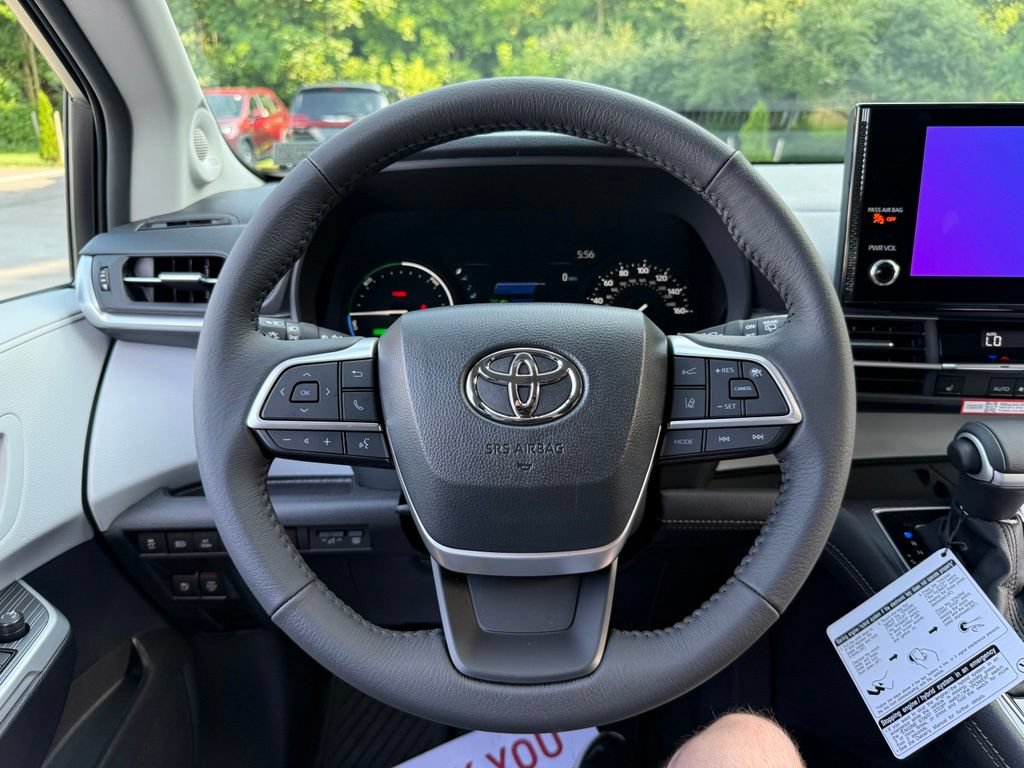 Used 2026 Toyota Sienna XLE AWD/4WD image 10