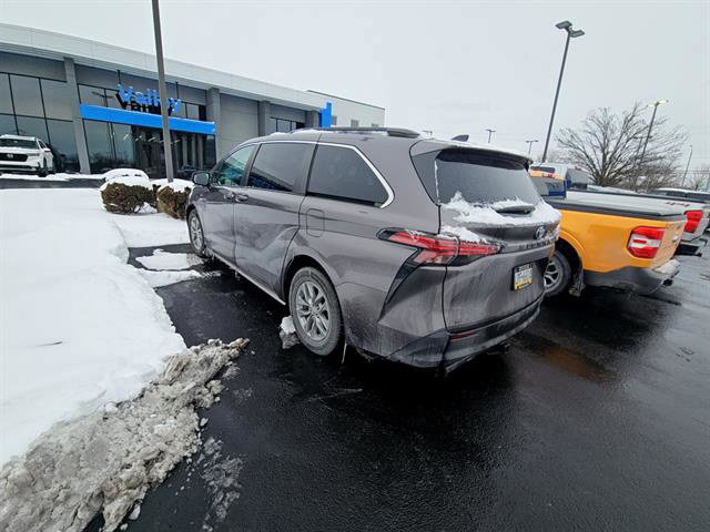 Used 2021 Toyota Sienna LE image 2