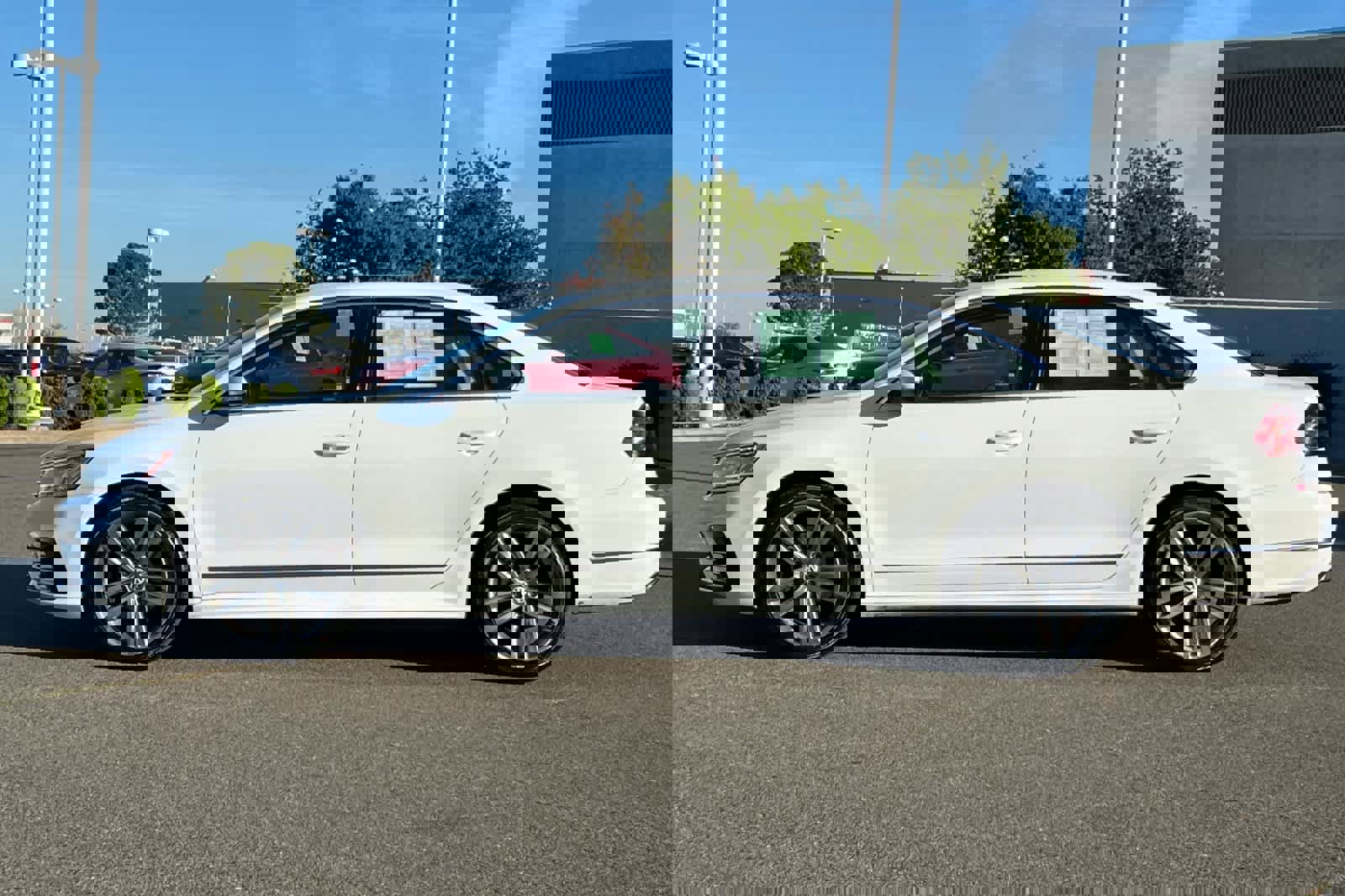 Used 2017 Volkswagen Passat 1.8T R-Line w/ R-Line Lighting Package image 9