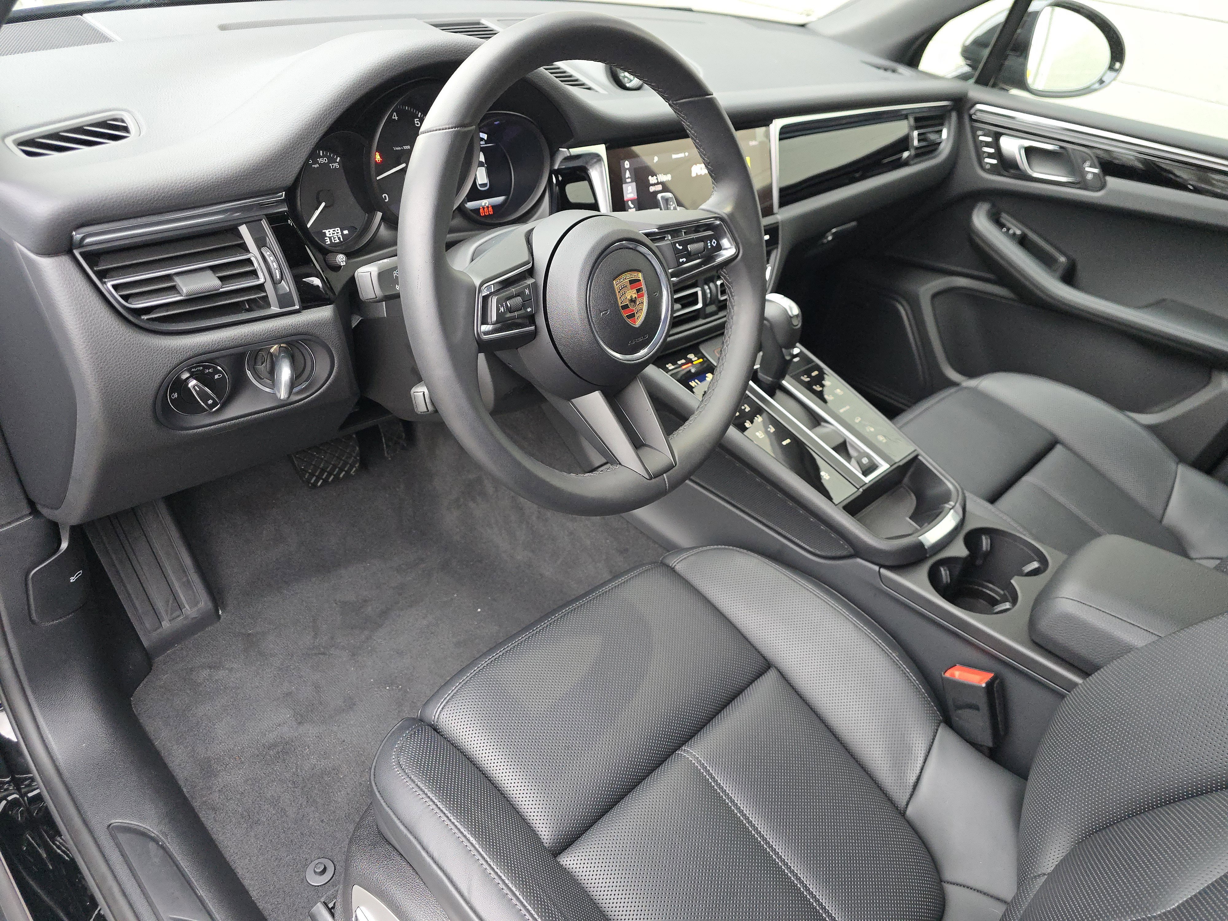 Certified 2025 Porsche Macan image 4