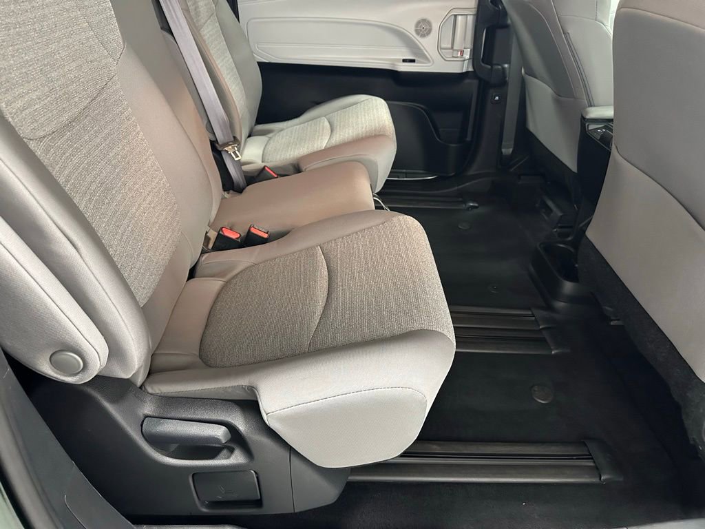 Used 2025 Toyota Sienna LE FWD image 56