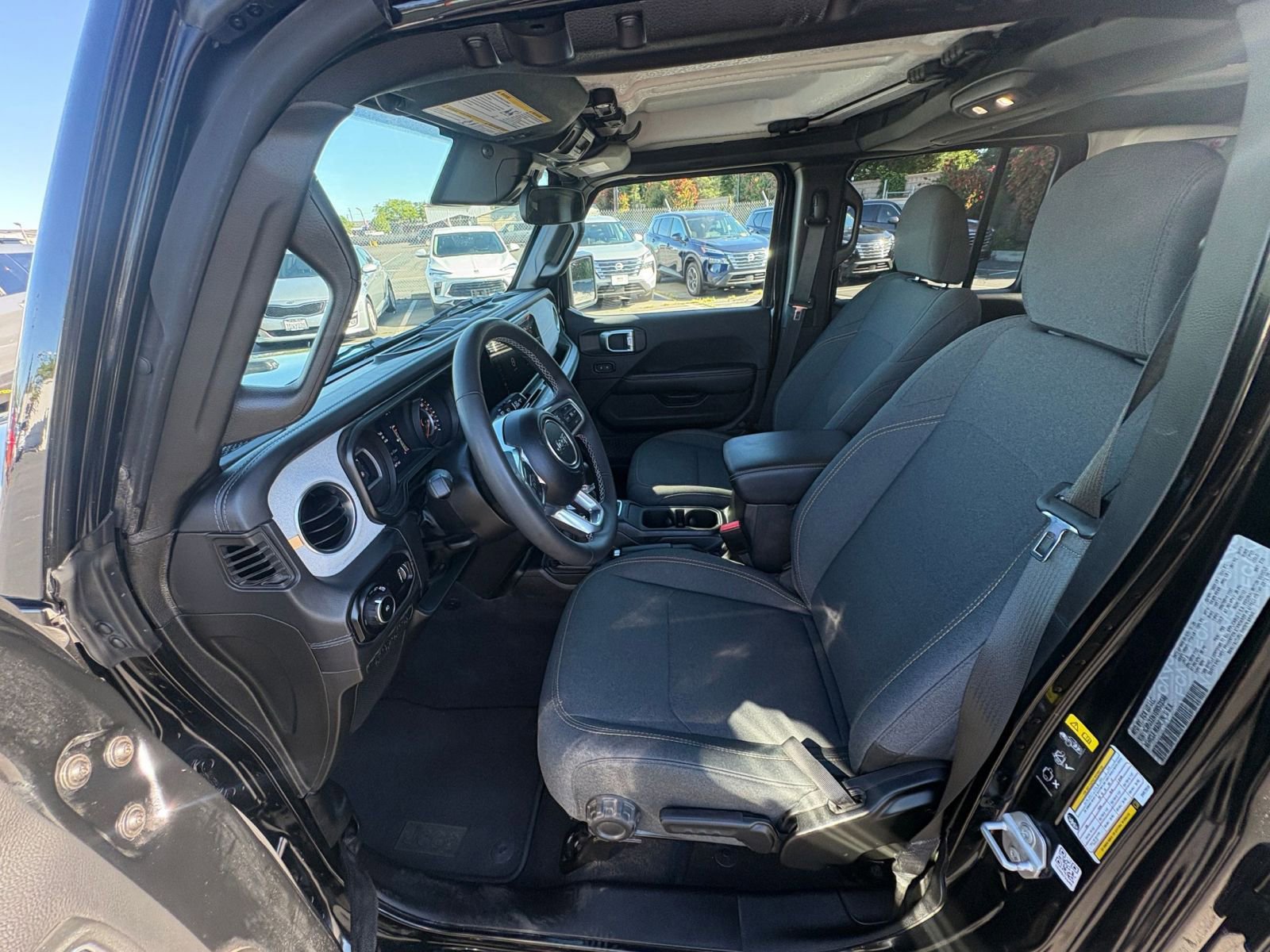 Used 2025 Jeep Wrangler Sahara AWD/4WD image 27