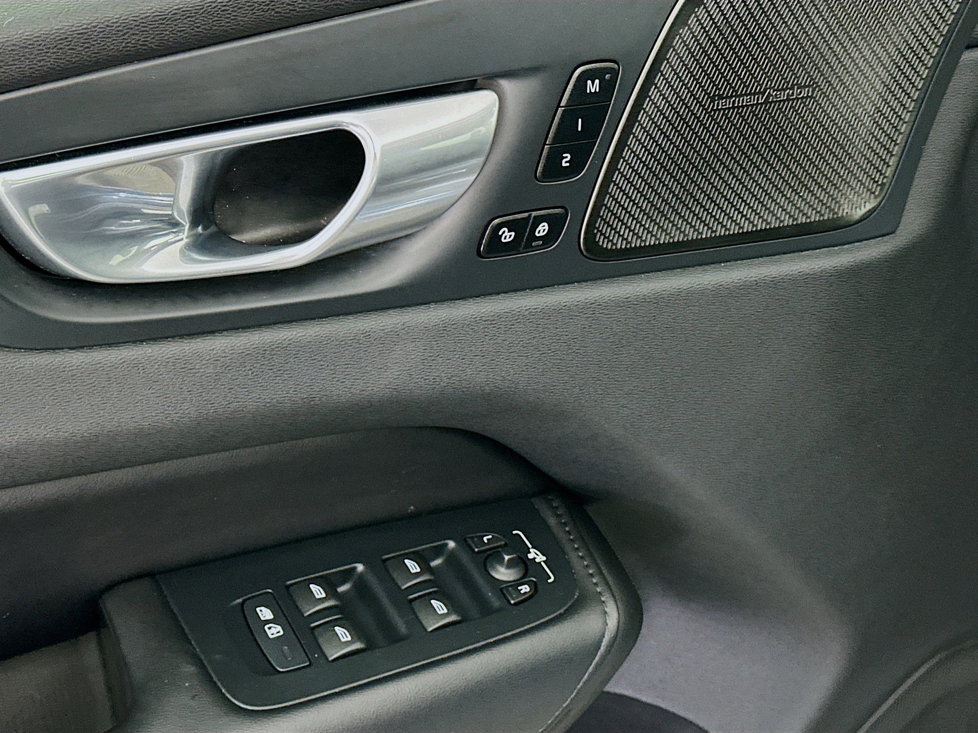 Used 2024 Volvo XC60 B5 Plus image 15