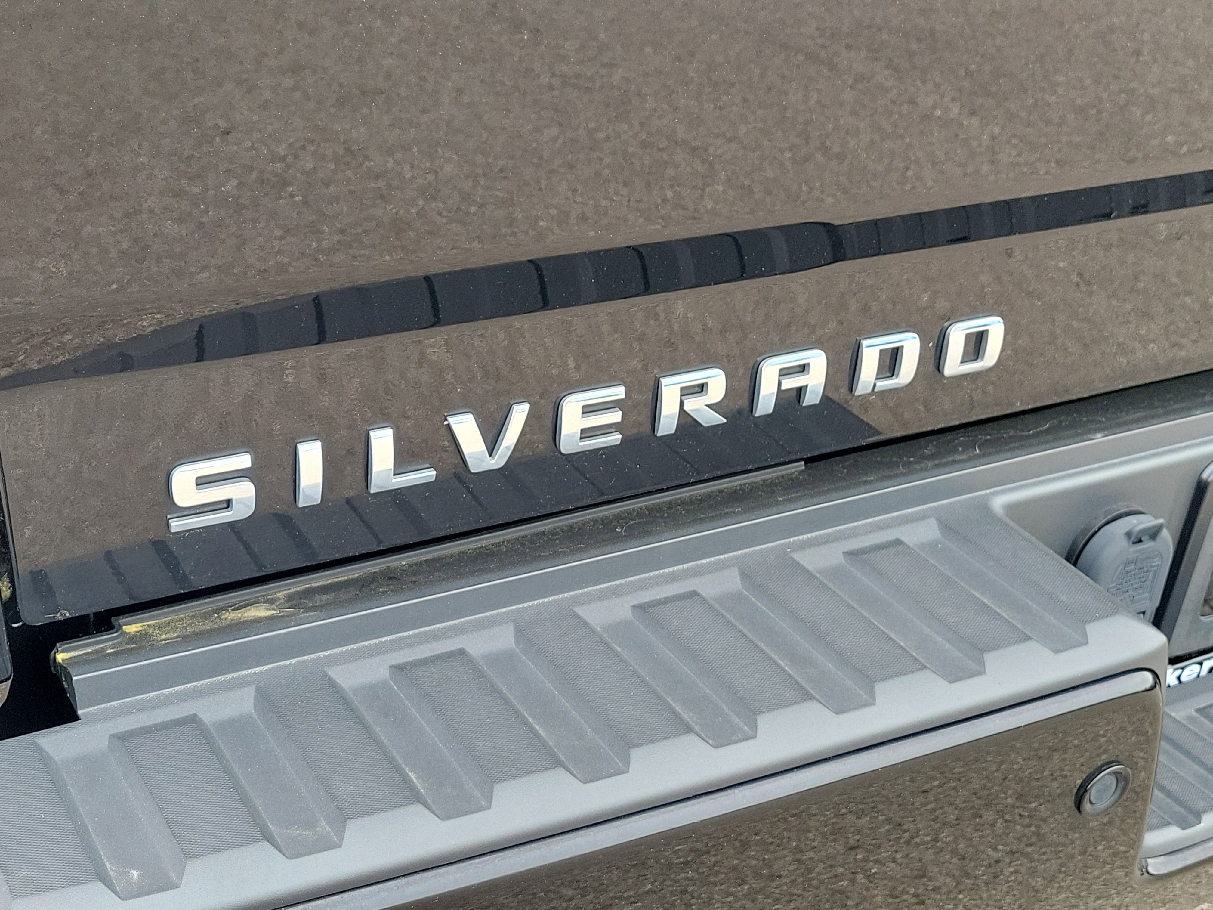 Used 2018 Chevrolet Silverado 1500 LT w/ Midnight Edition AWD/4WD image 6